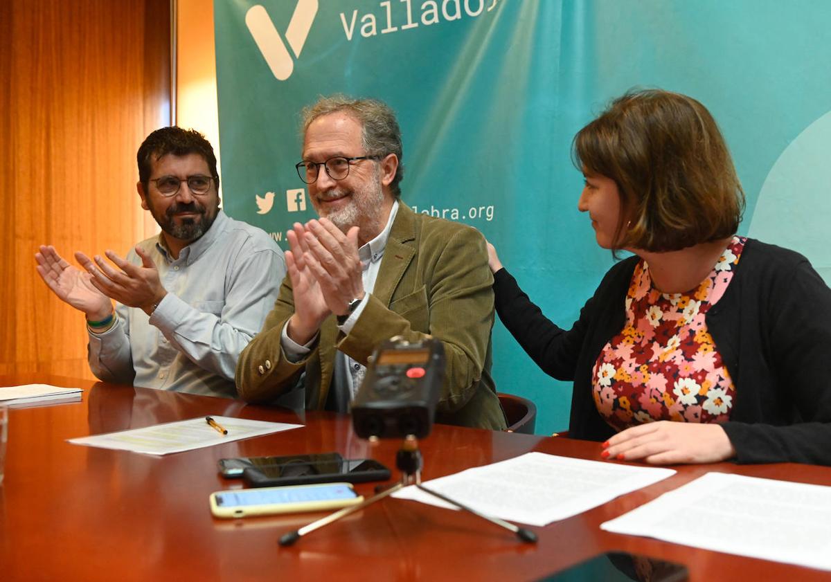 Imagen principal - Alberto Bustos y María Sánchez arropan a Manuel Saravia (VTLP) en su despedida. Irene Carvajal, candidata de Vox, junto a sus ediles Alberto Cuadrado y Víctor Martín. Y Cecilio Vadillo, un ex del PSOE que lideró Contigo Avanzamos, el brazo político de la Plataforma por el Soterramiento. 