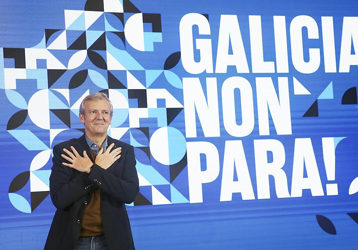 Alfonso Rueda saluda a los asistentes el sábado a la reunión de la junta directiva del PPdeG en Santiago de Compostela.