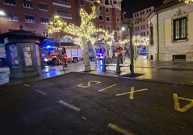 Los bomberos, anoche en la plaza San Lázaro.