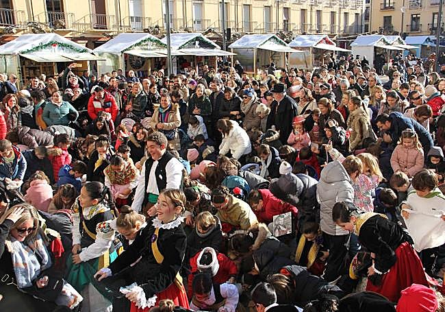 El público recoge caramelos en la pedrea.