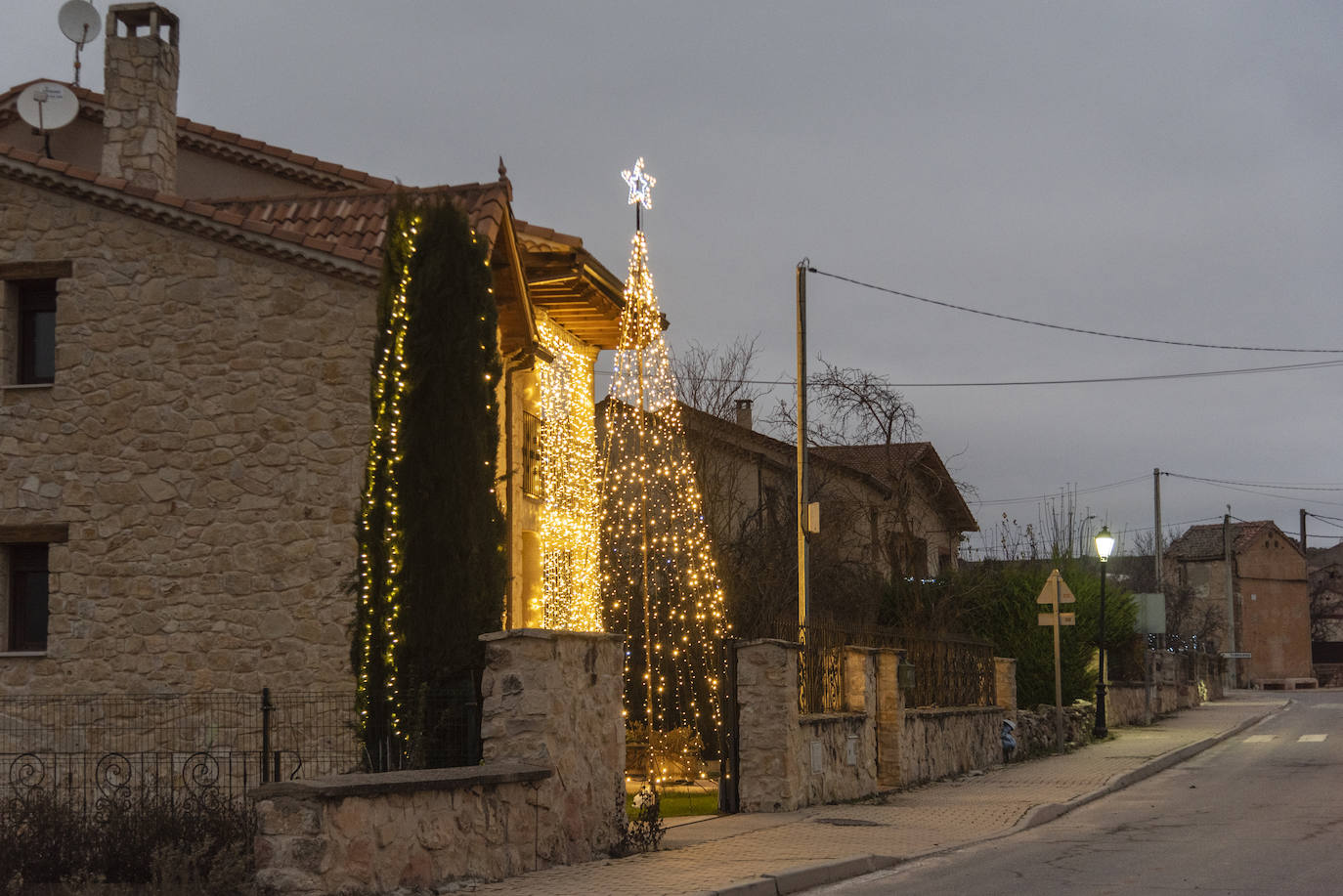 La iluminación navideña en Caballar, en imágenes