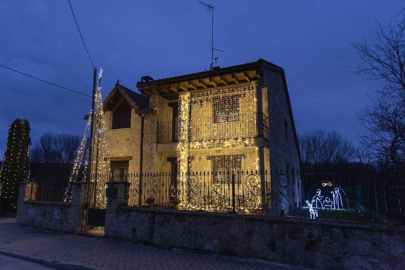 La iluminación navideña en Caballar, en imágenes