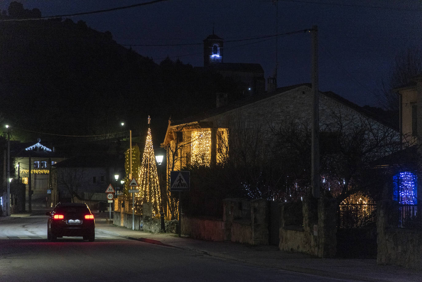 La iluminación navideña en Caballar, en imágenes