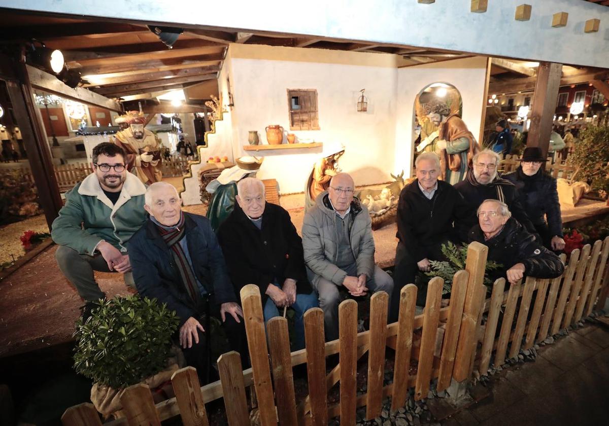 Algunos de los maestros belenistas de Valladolid, en la Plaza Mayor.