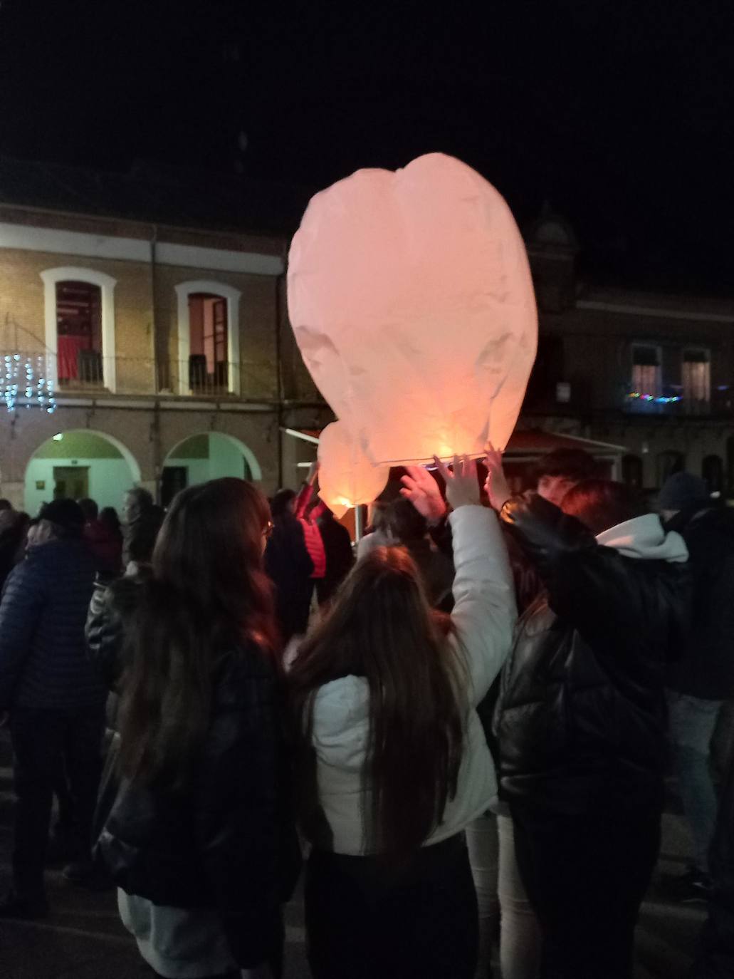 El lanzamiento de farolillos en varios pueblos de Valladolid, en imágenes