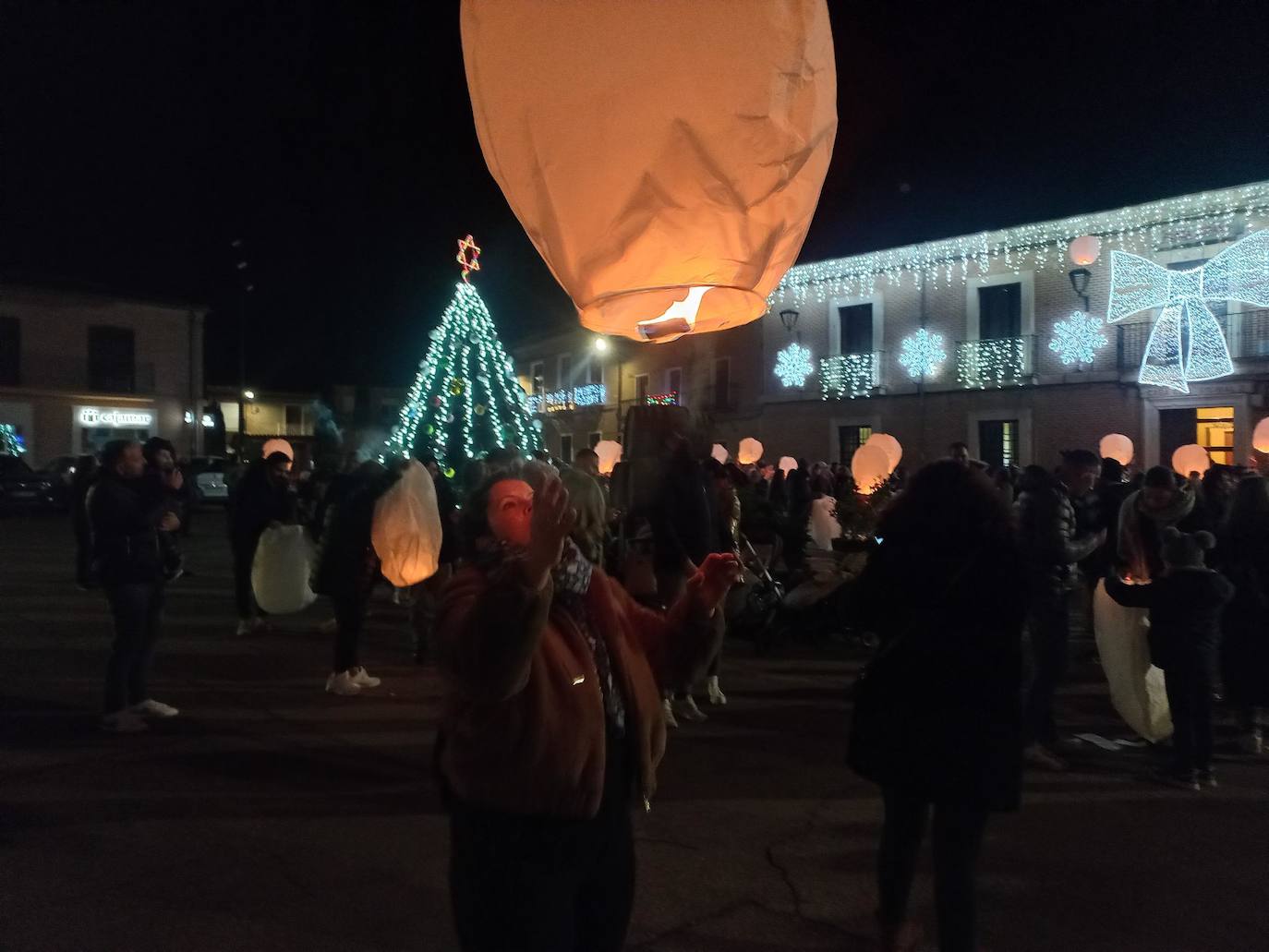 El lanzamiento de farolillos en varios pueblos de Valladolid, en imágenes