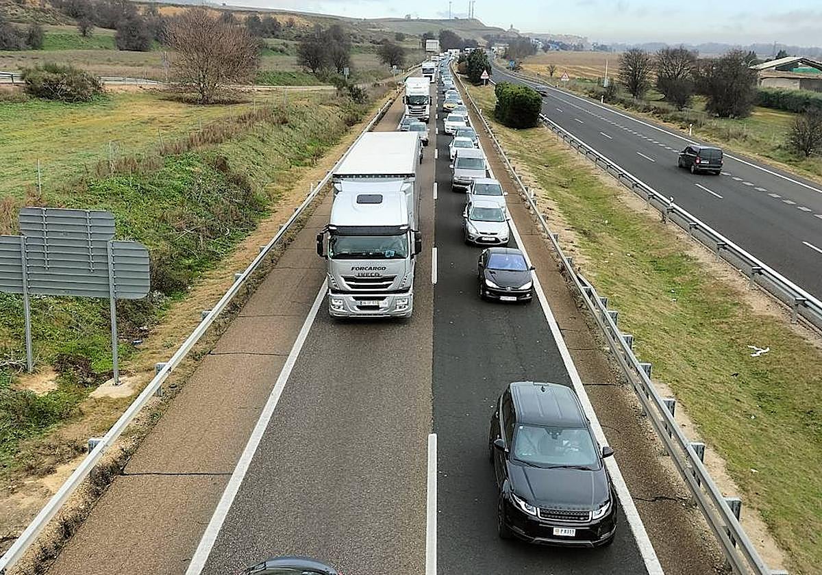 La congestión al tráfico en la A-62, a la altura de Simancas.