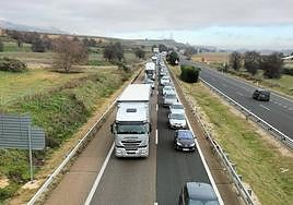 La congestión al tráfico en la A-62, a la altura de Simancas.