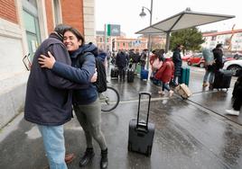 Momento en el que Julián Martínez y su hija Ruth se han reencontrado este domingo en la estación de tren tras cinco meses sin verse.