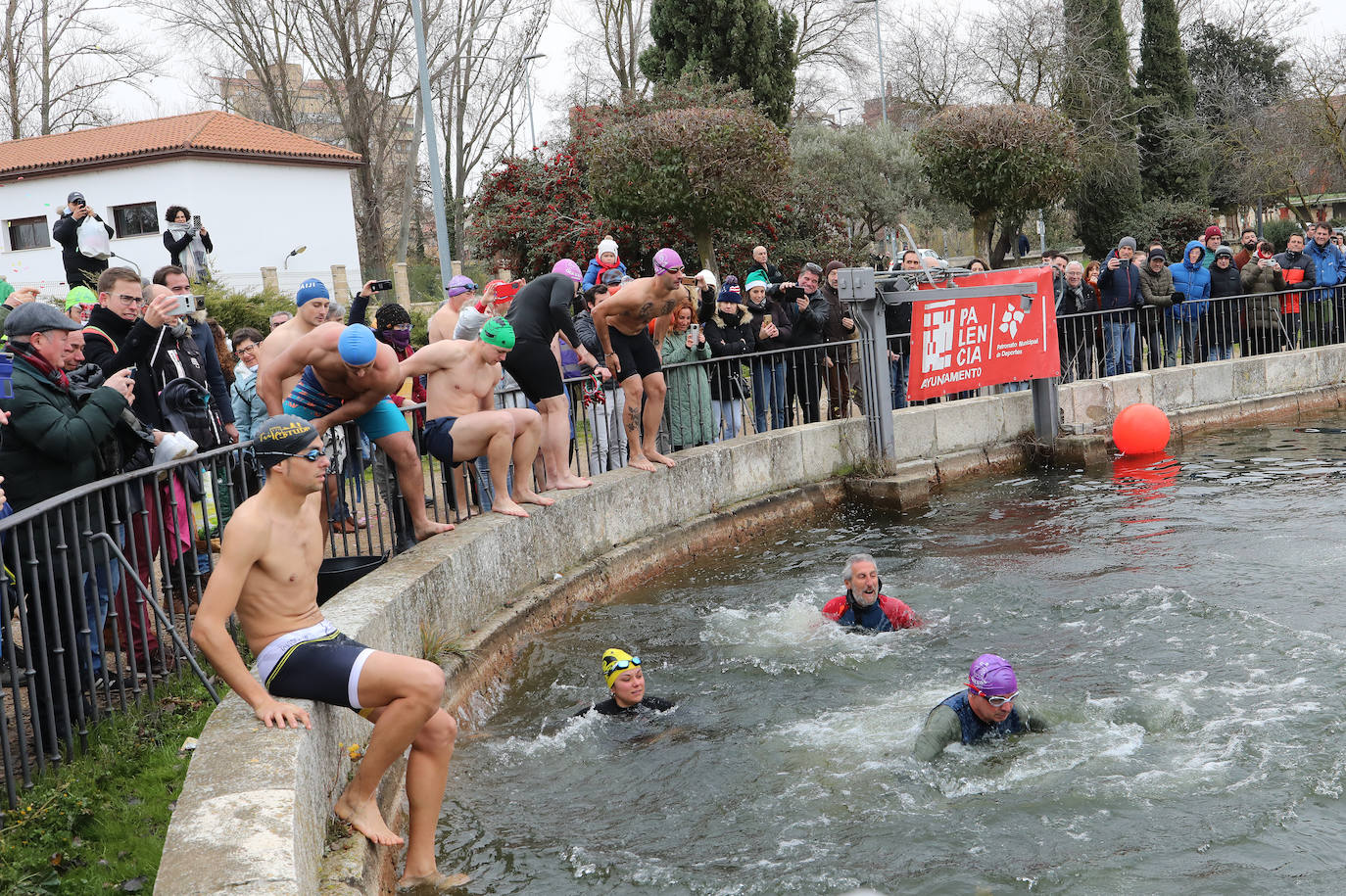 Un chapuzón solidario que desafía al frío