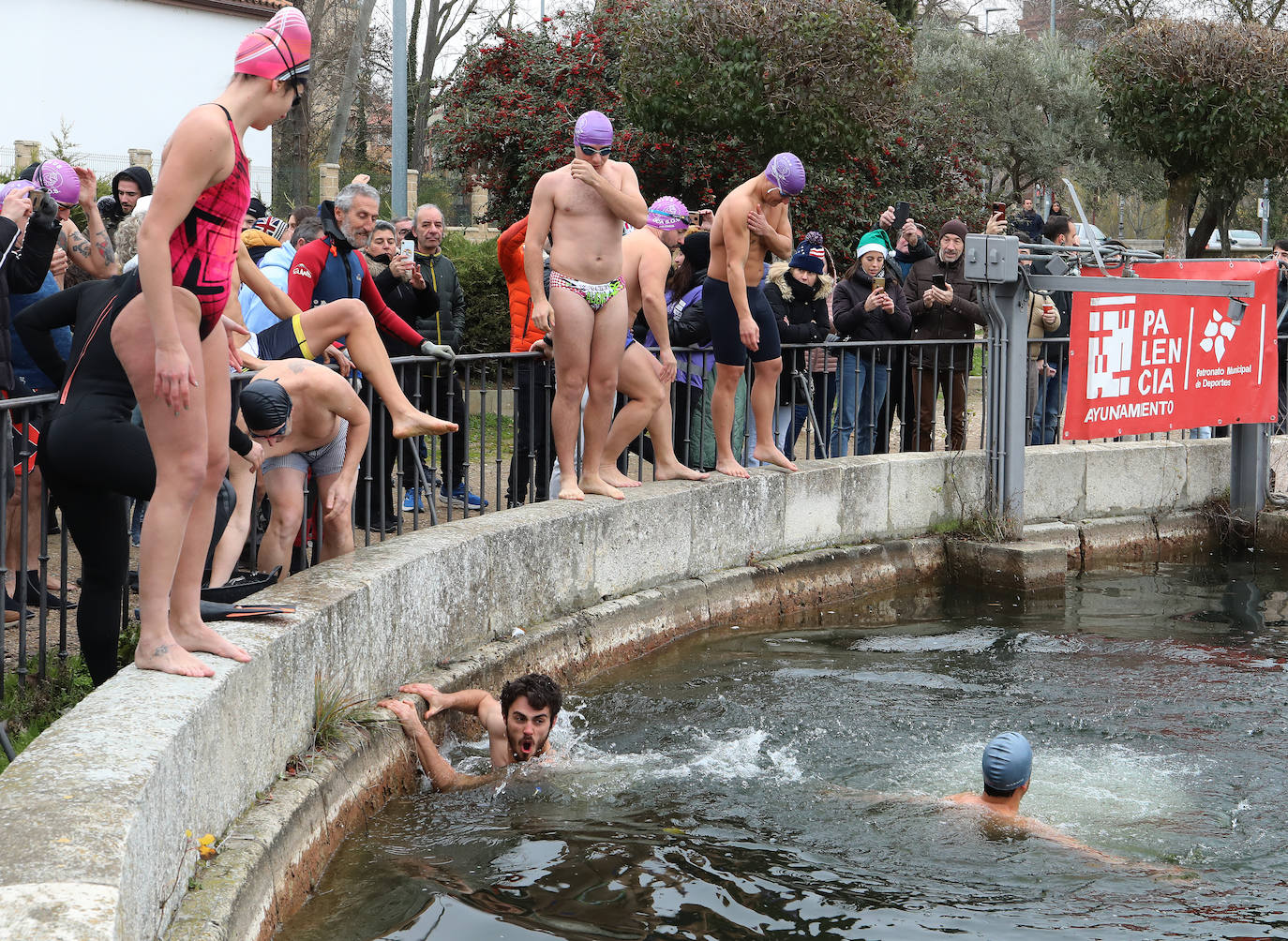Un chapuzón solidario que desafía al frío