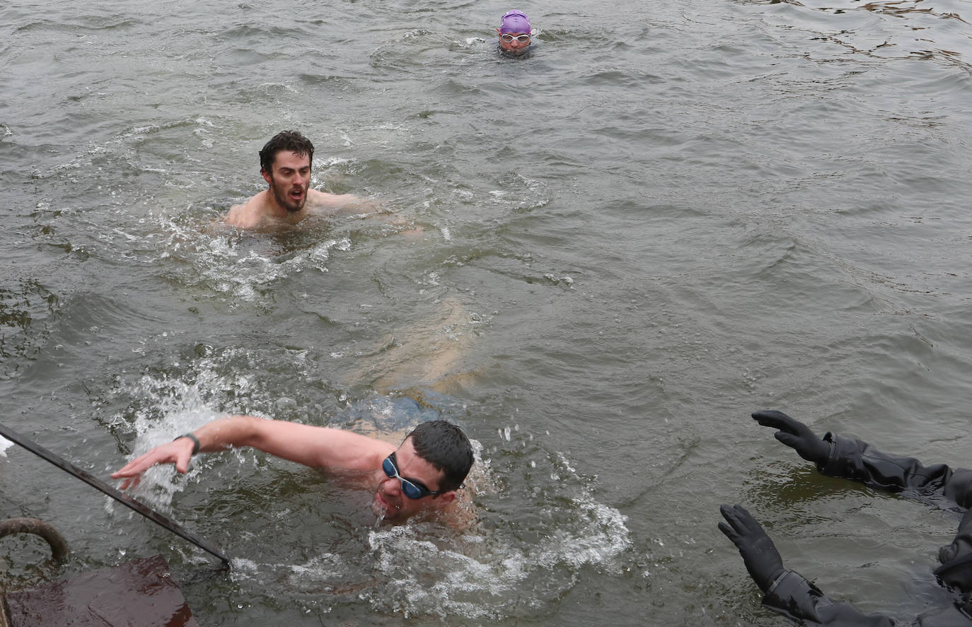 Un chapuzón solidario que desafía al frío