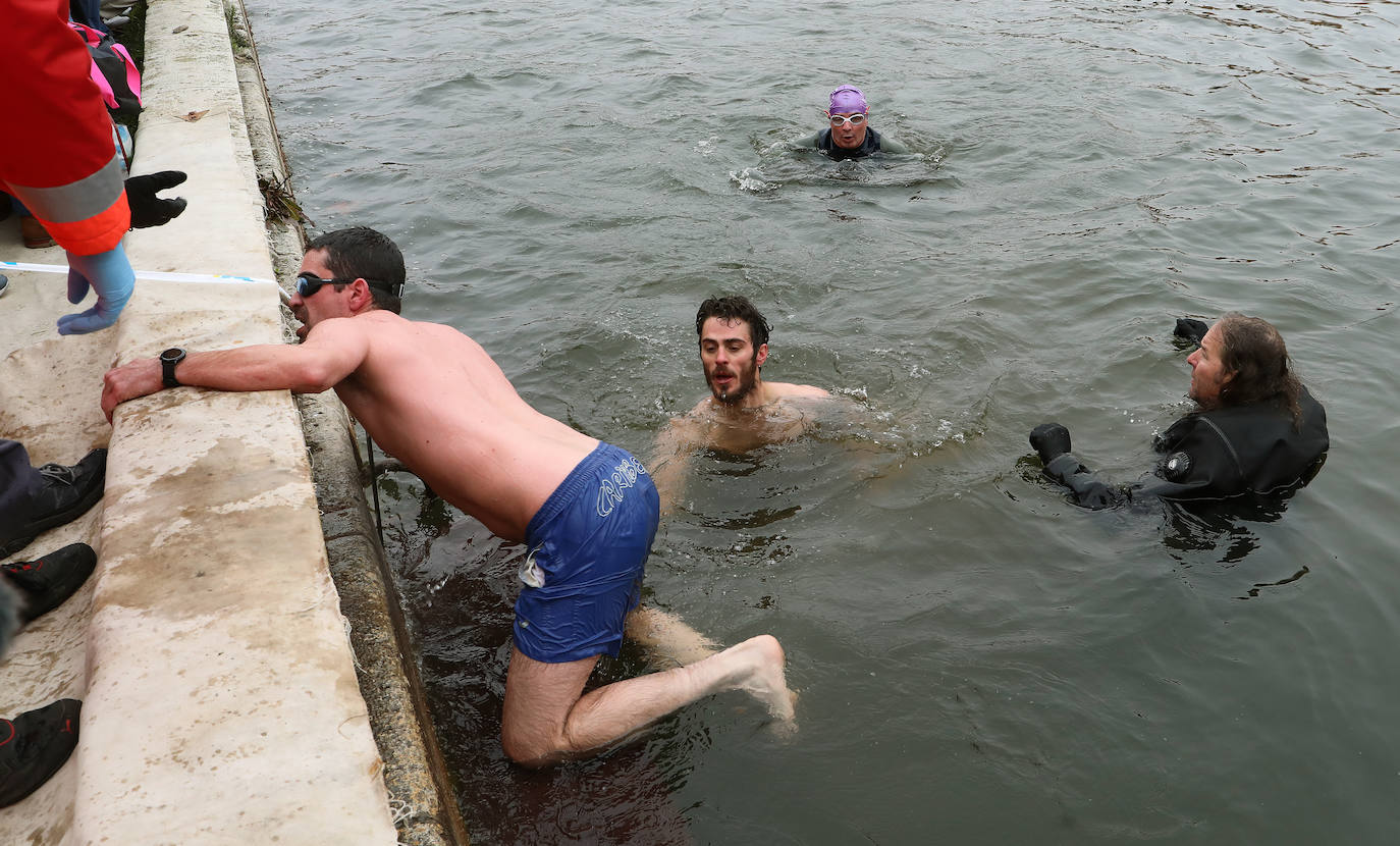 Un chapuzón solidario que desafía al frío