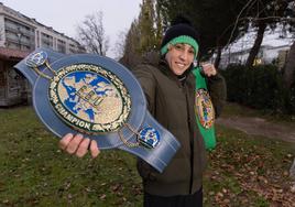 La boxeadora Isa Rivero posa con los dos cinturones conseguidos durante este año.