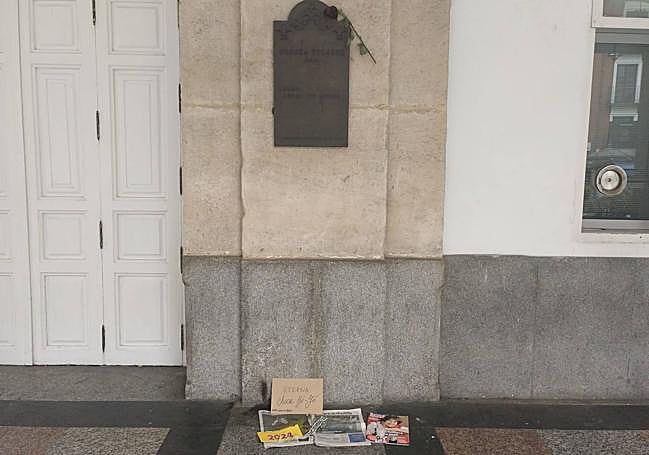 Los periódicos y recortes, bajo la plaza dedicada a la actriz.