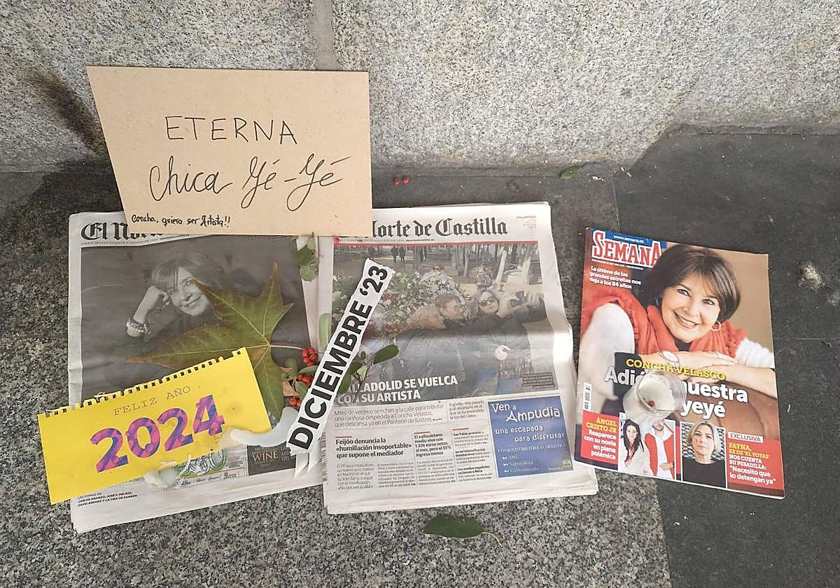 Periódicos y velas colocados a los pies del pilar dedicado a Concha Velasco en el Teatro Calderón.