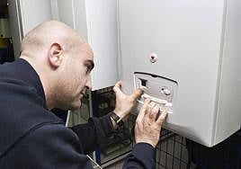 Un hombre manipula una caldera de gas, en una imagen de archivo.