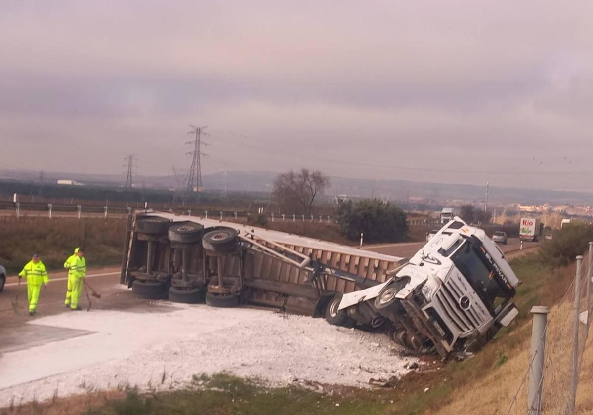 Camión volcado en la A-6, al mediodía de este martes.