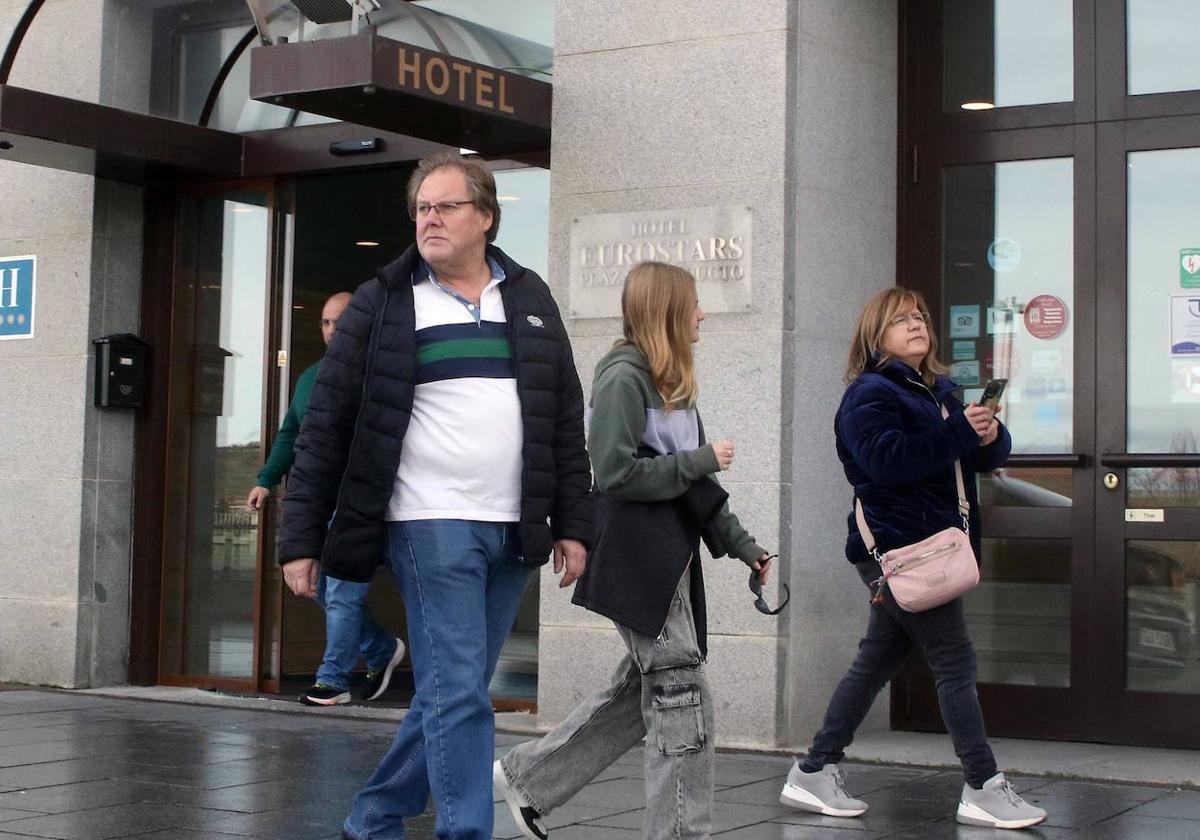 Un grupo de personas pasea frente a la puerta principal de uno de los hoteles del centro de la ciudad de Segovia.