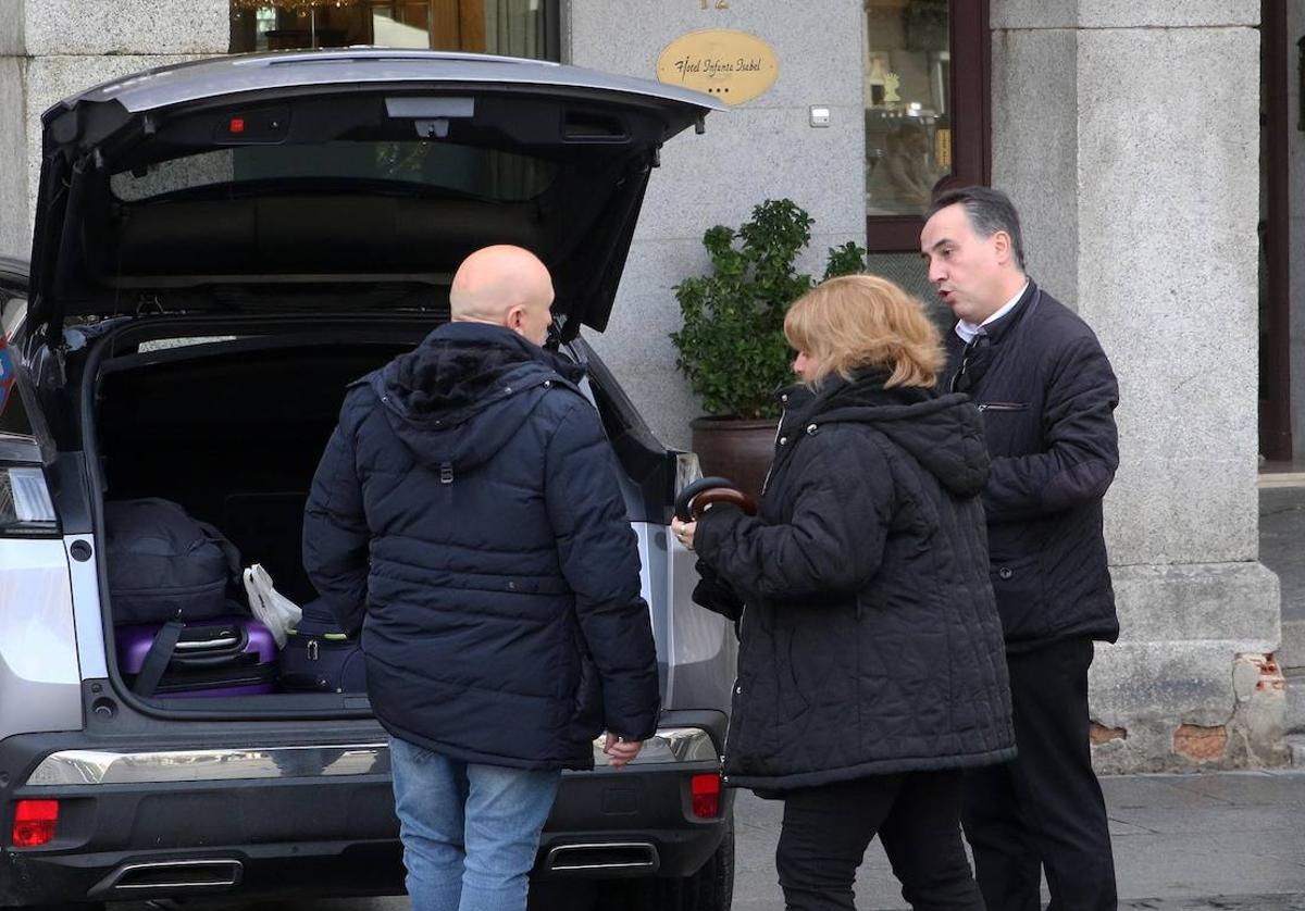 Visitantes recién llegados, aparcados en una plaza de carga y descarga.