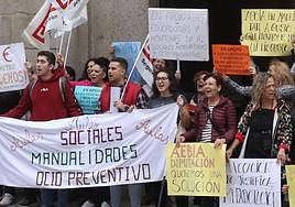 Manifestación que hizo el personal del servicio de ocio preventivo y de las aulas de manualidades de la Diputación de Segovia.