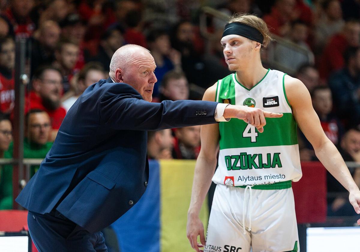 Martynas charla recibe indicaciones de su entrenador en el Atletas de Kaunas.