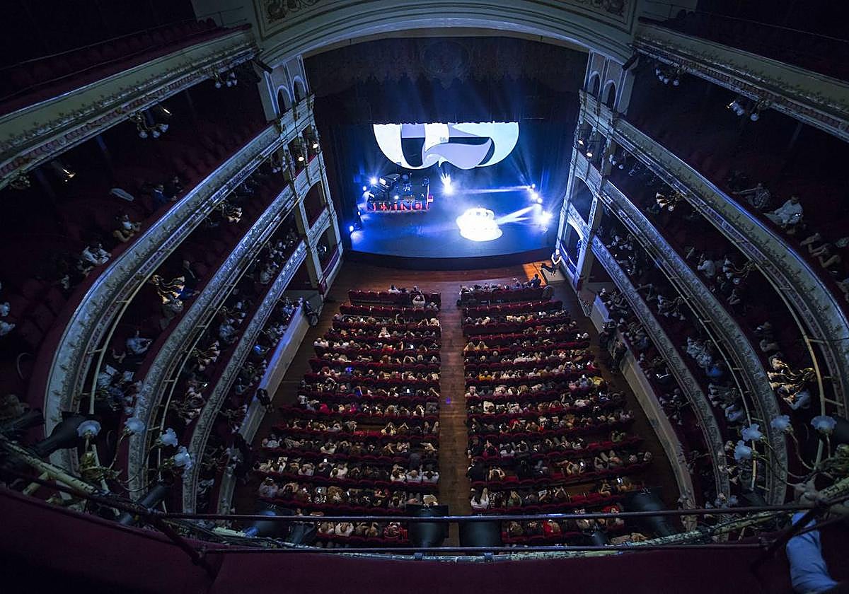 Público en una de las sesiones de la Seminci en el Teatro Calderón.