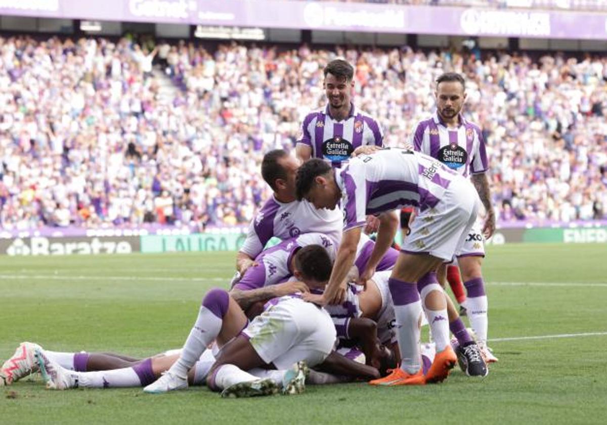 Los jugadores del Real Valladolid celebran la victoria 'in extremis' ante el Mirandés que elevó a cinco la racha de triunfos consecutivos