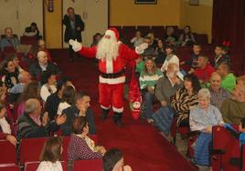 Papa Noel saluda a los vecinos congregados para el festival.