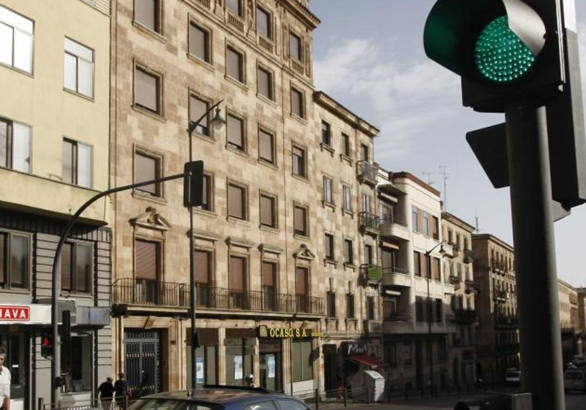 Cruce con semáforo en Salamanca.