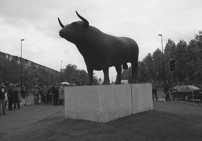 A pesar de ser mayo, el día de la inauguración del bronce, el cielo estaba encapotado y las temperaturas eran frescas.