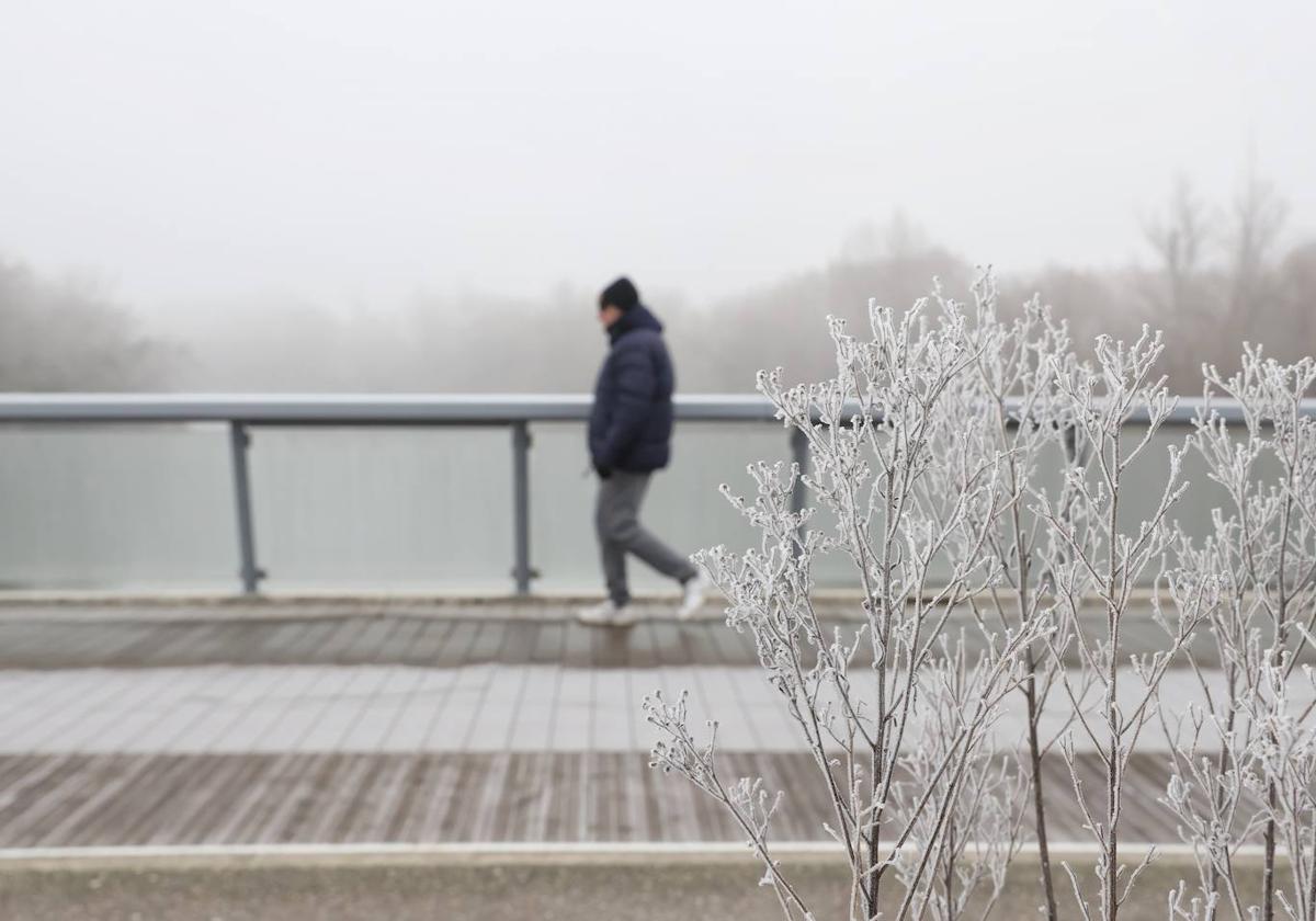 Un hombre camina con temperaturas bajo cero este miércoles por el puente de Santa Teresa.