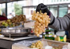 Venta de uvas este miércoles en los puestos de fruta de la plaza de España.