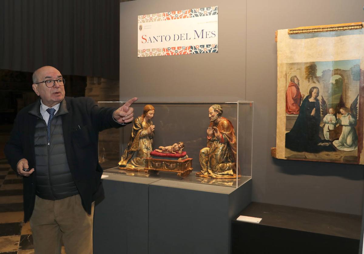 Rafael Martínez explica la pieza, colocada junto a la tabla de Juan Tejerina en la Catedral.