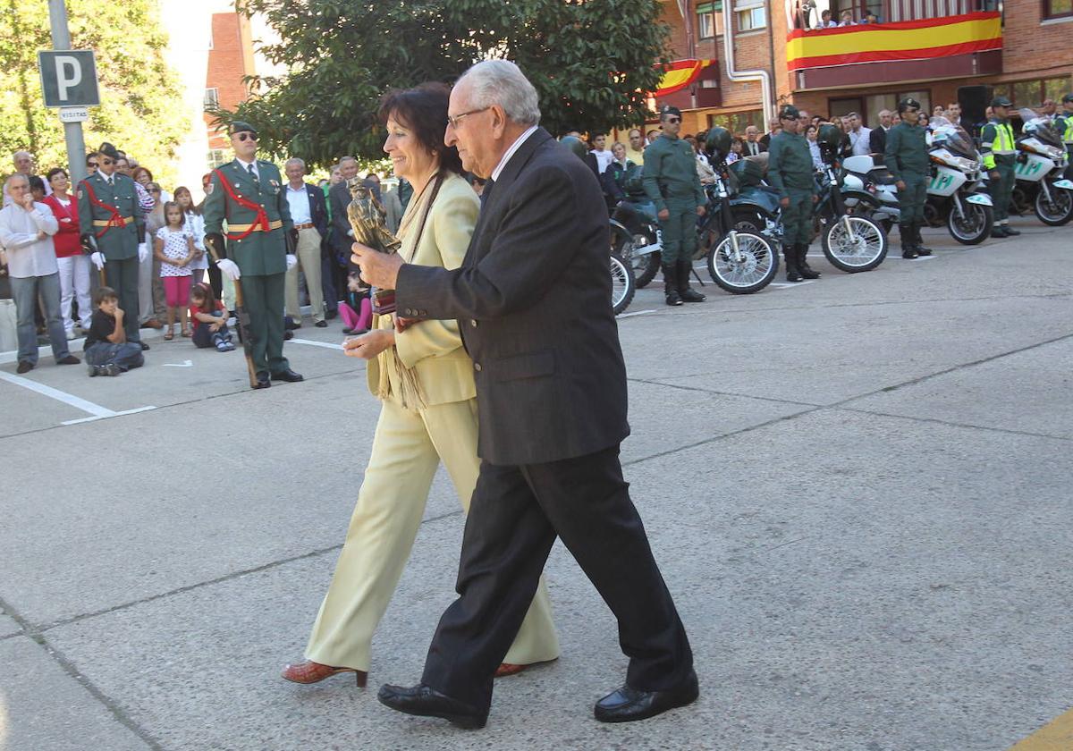 Tomás del Olmo, acompañado por una hija, en el homenaje recibido en 2011 en la fiesta de la Guardia Civil.