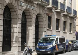 Entrada a la que sigue siendo la sede de la Audiencia Provincial de Segovia, en la calle San Agustín del casco histórico.