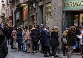 Cola de ciudadanos en la puerta de una farmacia de la Calle Real de Segovia.