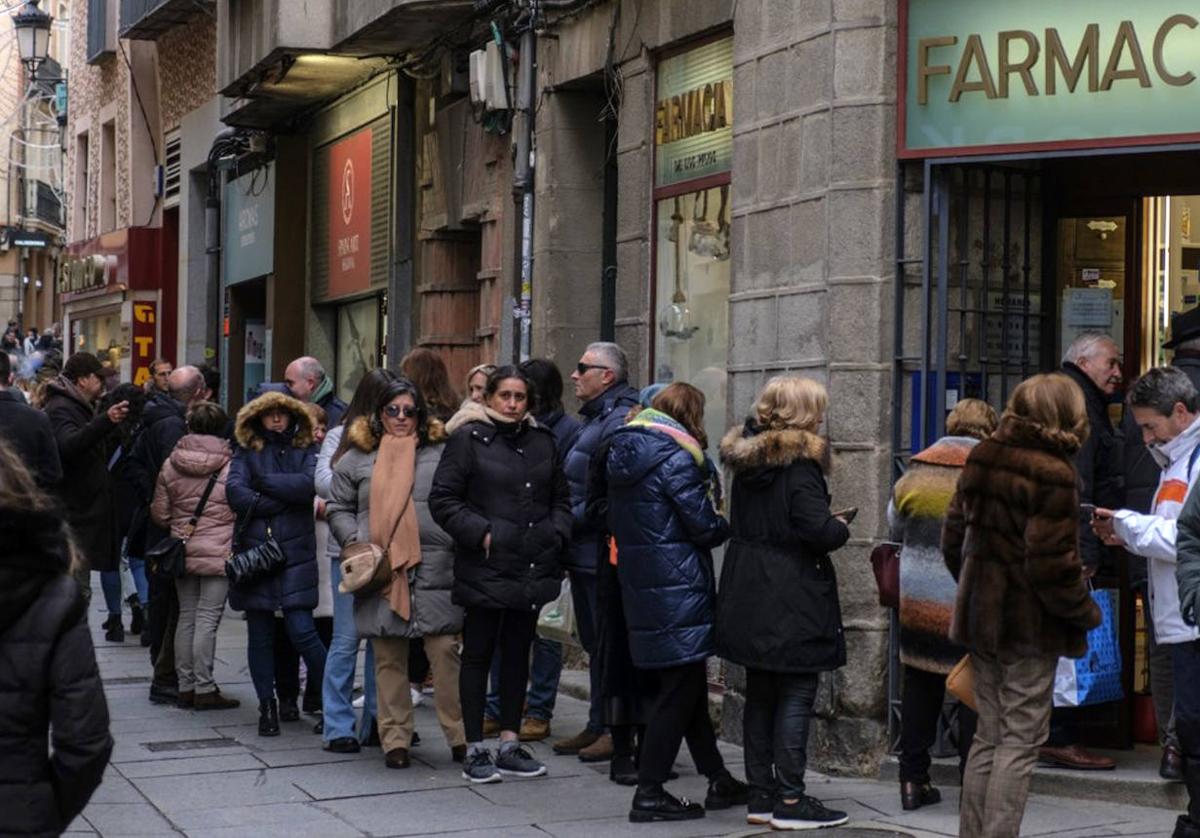 Cola de ciudadanos en la puerta de una farmacia de la Calle Real de Segovia.