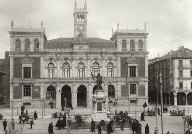 Un jardín y una verja acotaban el monumento en 1915.