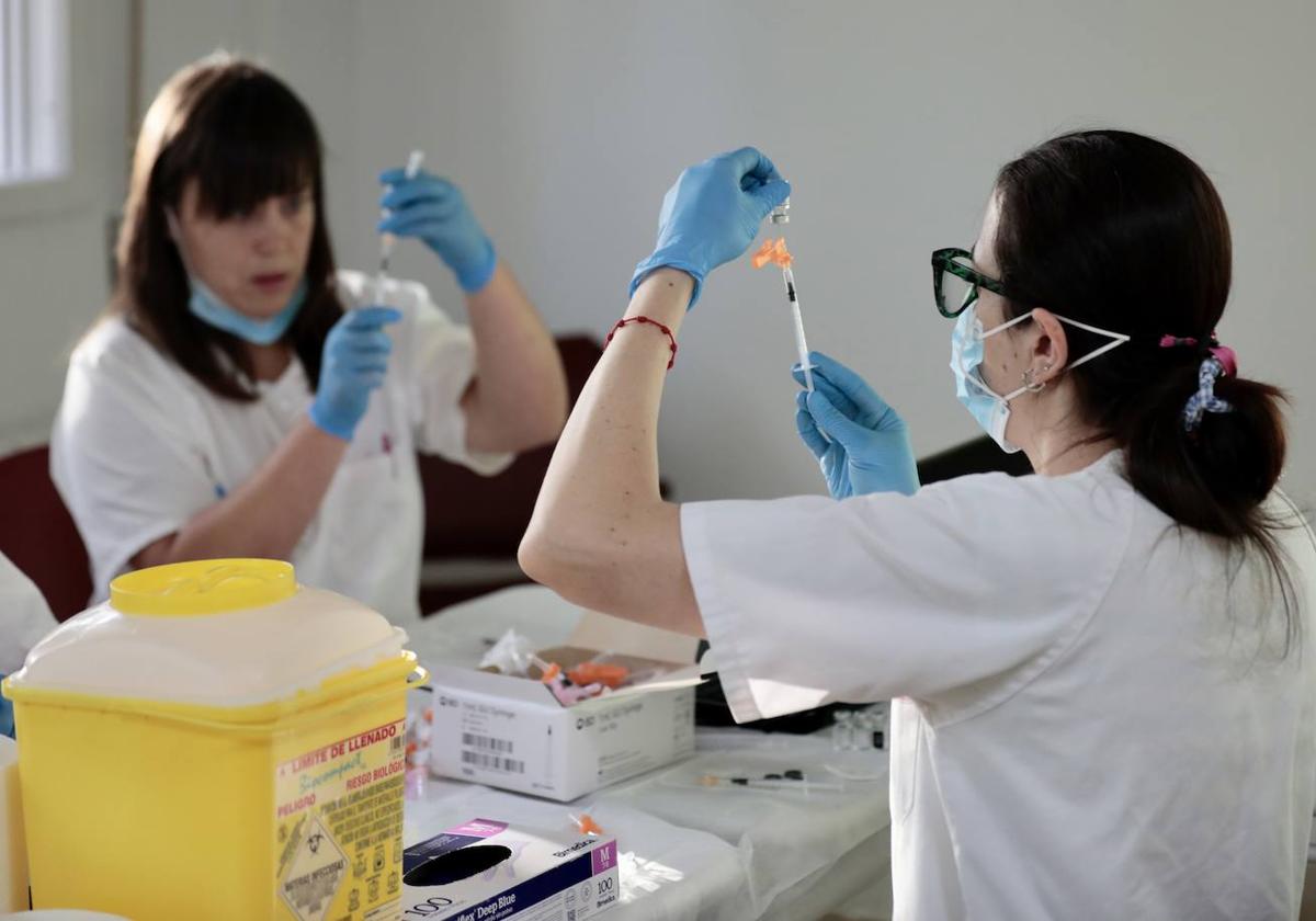 Enfermeras preparan la vacunas frente a la gripe.