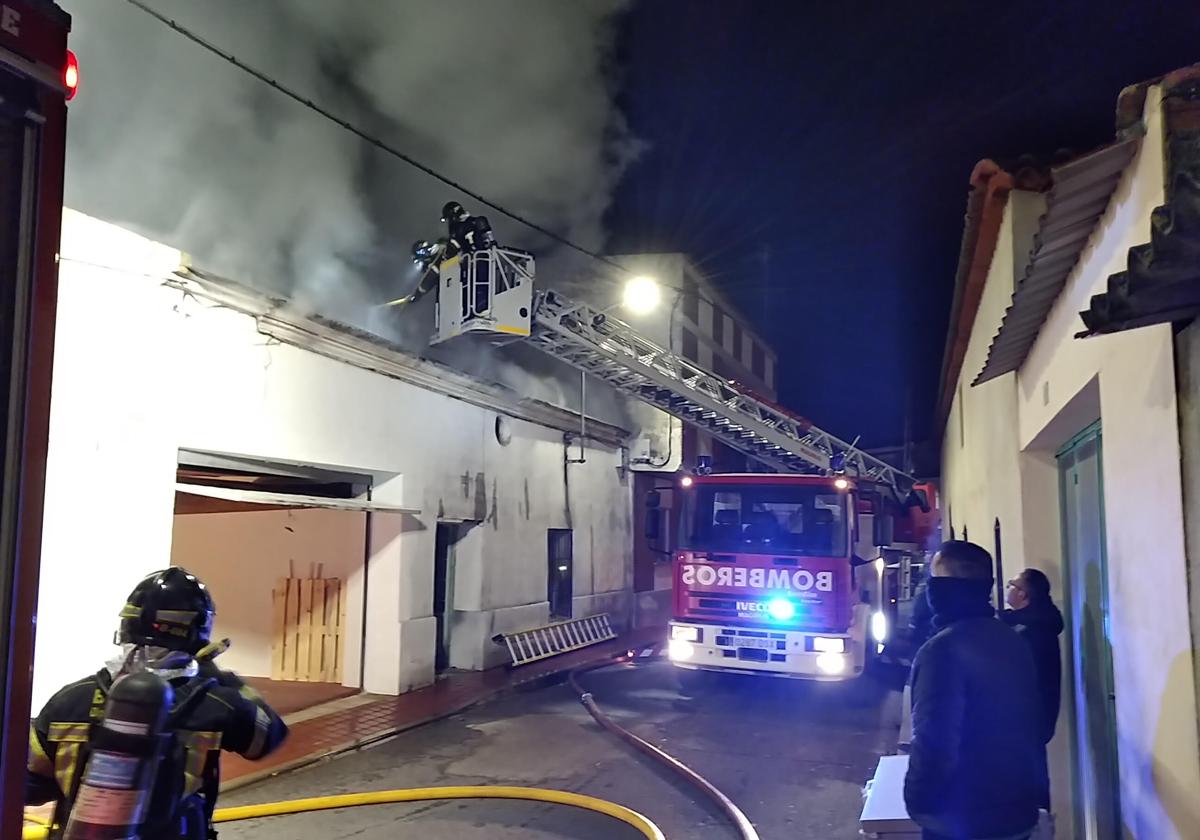 Arde el tejado de una vivienda en Pedrajas de San Esteban