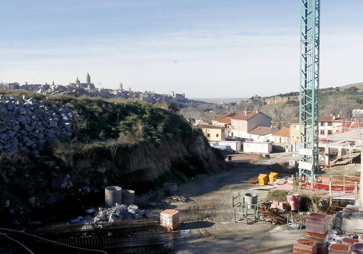 A la izquierda, terreno donde se construirá el instituto; a la derecha, obras del centro de FP de San Lorenzo.