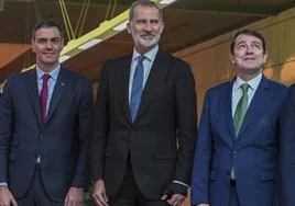 Los presidentes de Castilla y León y de España flanquean al Rey en la reciente inauguración del túnel ferroviario de Pajares.