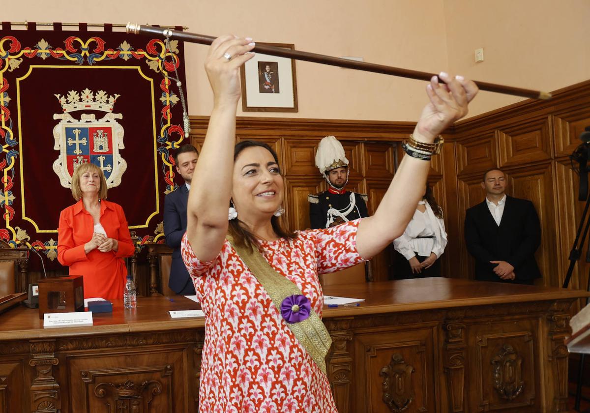 Miriam Andrés levanta emocionada el bastón de mando tras su investidura como alcaldesa de Palencia.