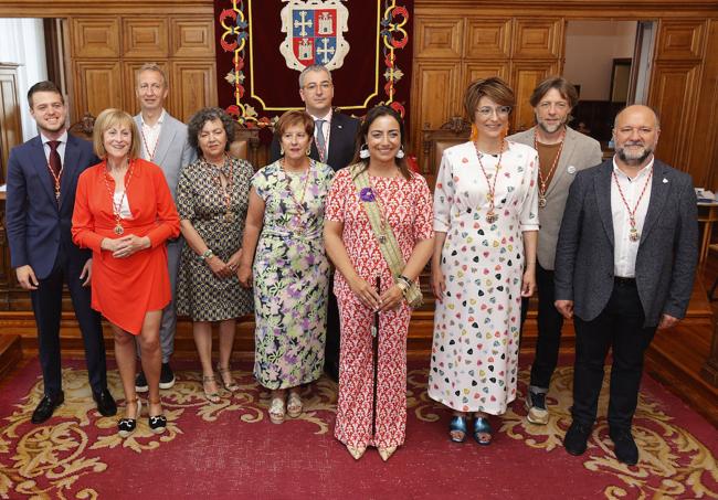 El equipo de gobierno: Álvaro Bilbao, Rosario García, Orlando Castro, Reyes Bodero (que dimitió el pasado martes), Marimar Rodríguez, Toño Casas, Miriam Andrés, Judith Castro, Fran Fernández y Carlos Hernández.