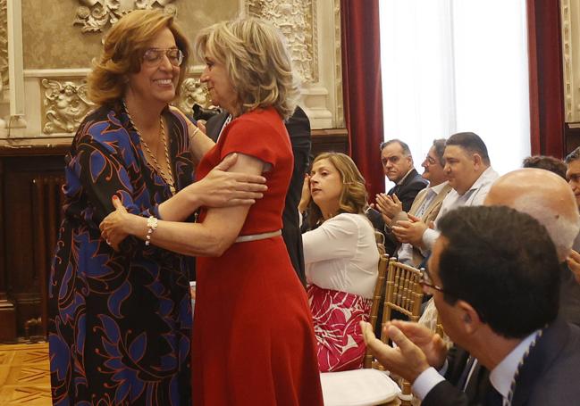 Ángeles Armisén recibe las felicitaciones de su vicepresidenta, María José de la Fuente.