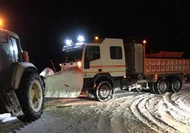 Camiones de la Diputación de Segovia, durante una nevada en una carretera provincial.