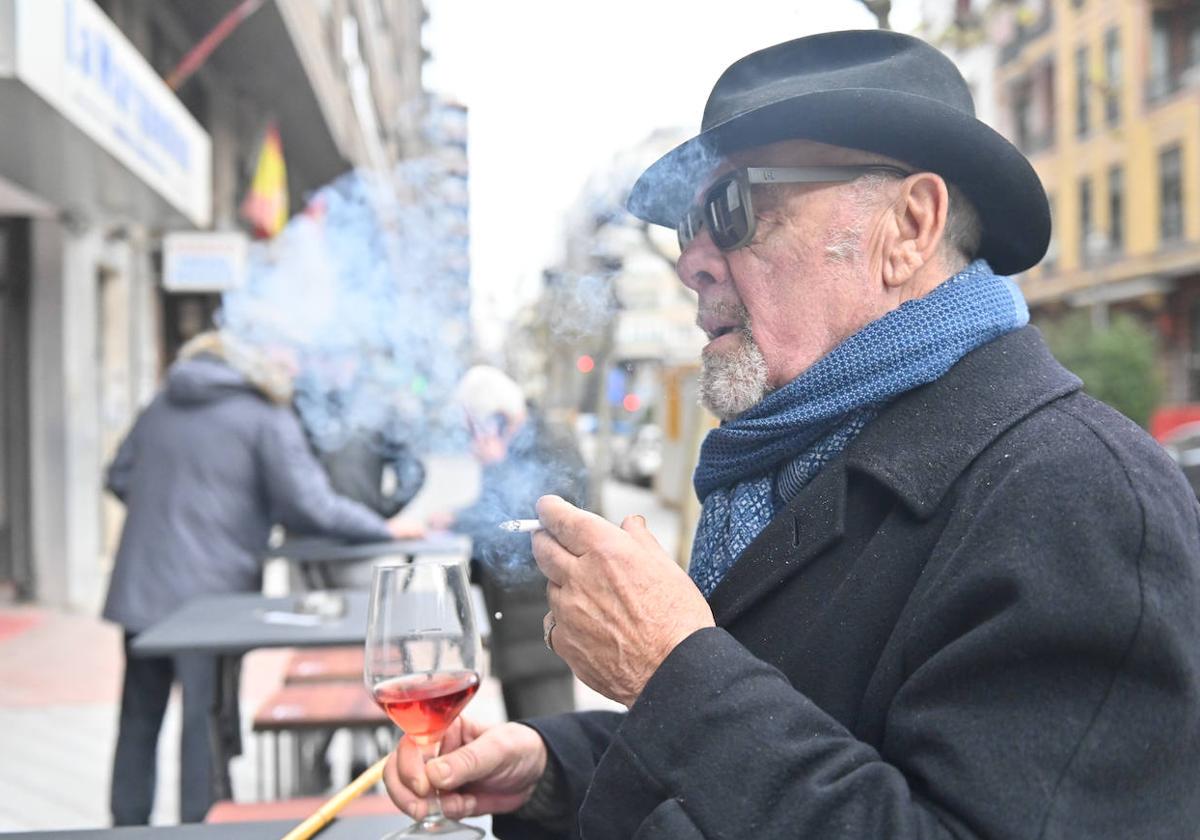 Una persona fuma en la terraza de un bar de Valladolid, en la calle Dos de Mayo.