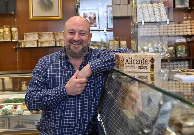 Antonio Iborra en su establecimiento, con turrones tradicionales que ya elaboraba su bisabuelo allá por el año 1900