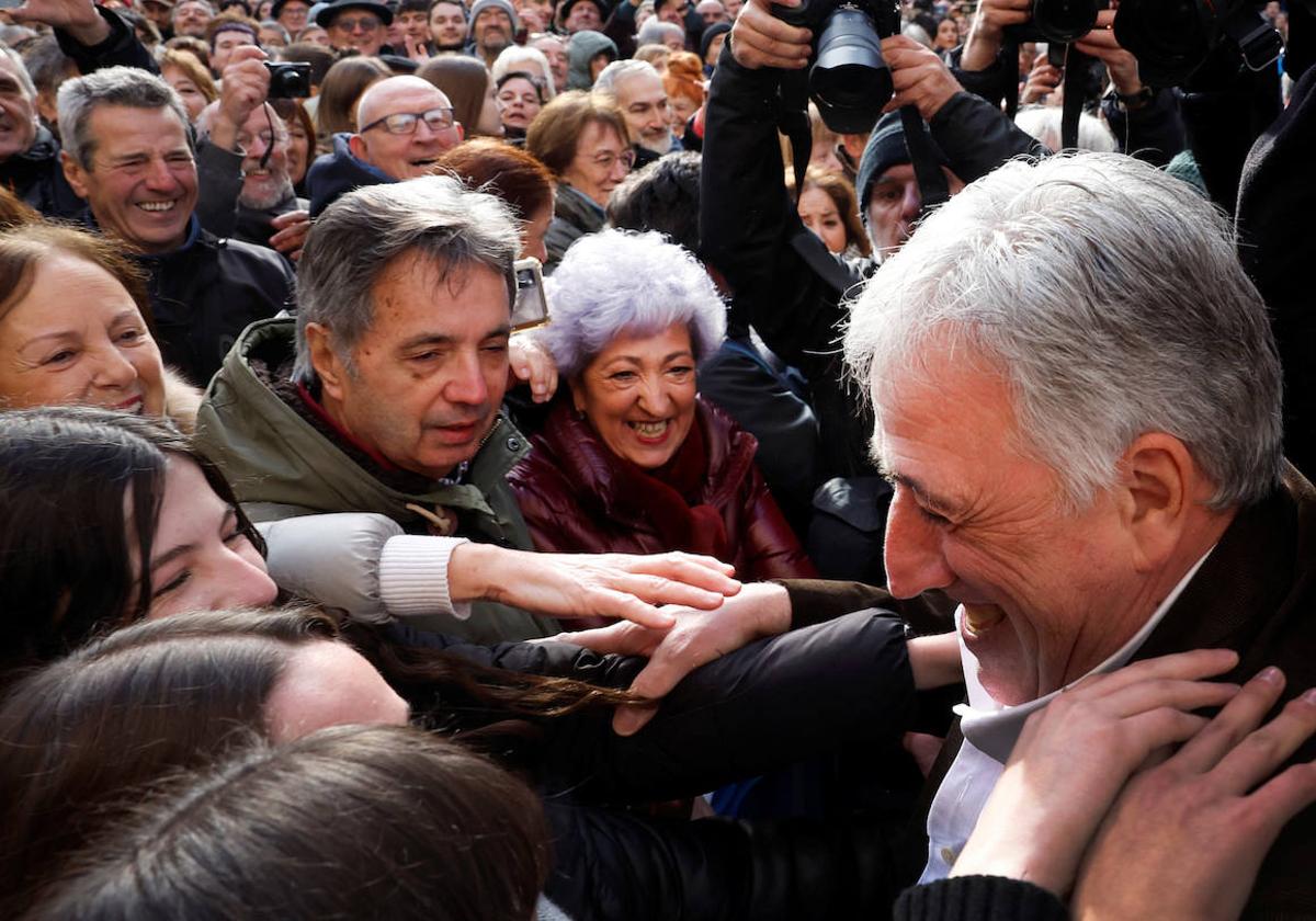 Joseba Asiron recibe las felicitaciones de algunos simpatizantes.